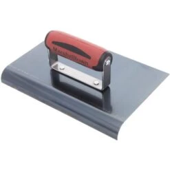 Frattazzo Per Bordi Marshalltown In Acciaio Blu Con Impugnatura Durasoft, Per Arrotondare Il Calcestruzzo, Raggio: 19 Mm, Labbro 22 Mm, Dimensioni Della Frattazzo: 229x152 Mm 7 Frattazzo Per Bordi Marshalltown In Acciaio Blu Con Impugnatura Durasoft, Per Arrotondare Il Calcestruzzo, Raggio: 19 Mm, Labbro 22 Mm, Dimensioni Della Frattazzo: 229x152 Mm -Vendite Stanley || Ks Tools || MSW 95805314 3